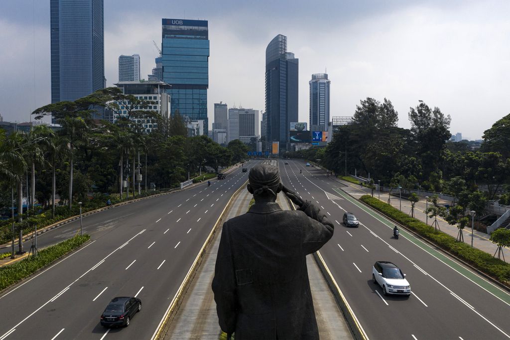 Sejumlah kendaraan melintas di Jalan Jenderal Sudirman, Jakarta Pusat, Jumat (10/4/2020). Pemprov DKI Jakarta mulai memberlakukan Pembatasan Sosial Berskala Besar (PSBB) selama 14 hari dimulai pada 10 April hingga 23 April 2020.  ANTARA FOTO/Sigid Kurniawan/pras.
