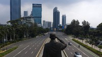 Sepanjang jalan Sudirman-Thamrin yang biasanya ramai, padat dan macet, kini tampak lengang dan sepi.