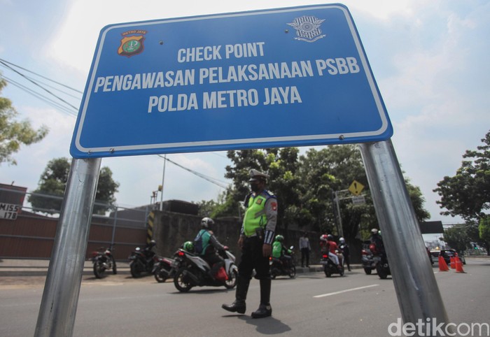 PSBB mulai diterapkan di kawasan Jakarta. Polisi dan Dishub DKI pun memberikan imbauan pada warga untuk kenakan masker dan terapkan social distancing.