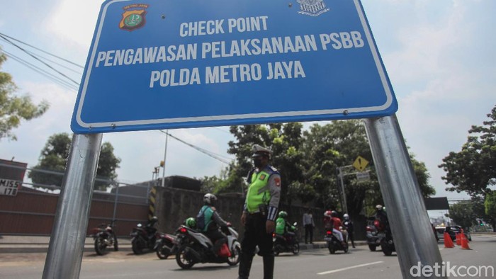 PSBB mulai diterapkan di kawasan Jakarta. Polisi dan Dishub DKI pun memberikan imbauan pada warga untuk kenakan masker dan terapkan social distancing.