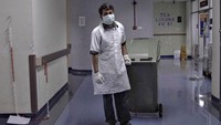 Ragu, seorang pekerja kebersihan di Rumah Sakit Kuala Lumpur berpose untuk potret saat ia mengumpulkan limbah klinis.