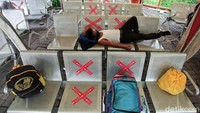 Seorang warga juga nampak tertidur sambil menunggu bus.