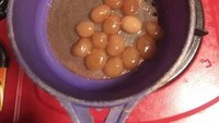 Nah yang ini juga katanya boba, tapi sekilas malah lebih mirip bola-bola biji salak. Mendingan dibuat jadi kolak aja kali ya? Foto: twitter