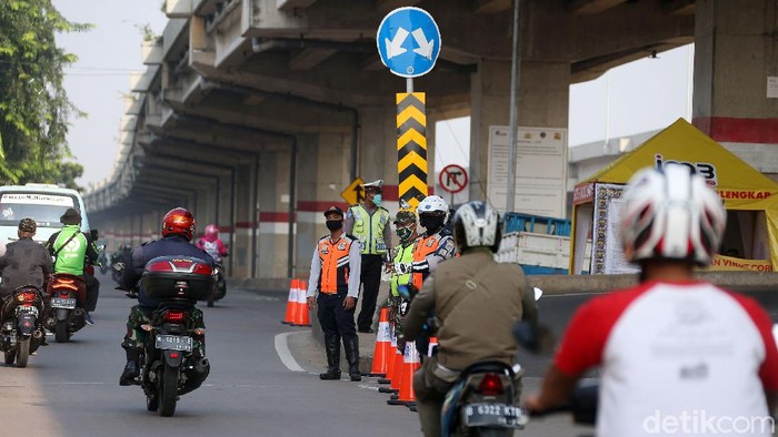 Pembatasan sosial berskala besar (PSBB) resmi diterapkan di DKI Jakarta hari ini. Meski mulai diterapkan sejumlah warga tampak masih beraktivitas seperti biasa.