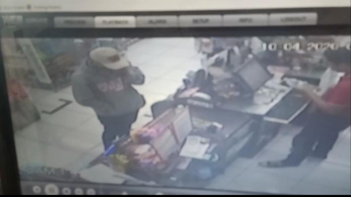 Terekam CCTV Aksi Perampok Bercelurit di Minimarket Bekasi, Rp 45 Juta Raib