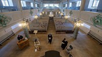 Tak hanya di Indonesia, di Gereja Protestan St. Marien di Suhl, Jerman juga terlihat kosong saat melaksanakan Kebaktian Kamis Putih. AP Photo/Jens Meyer.