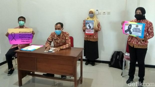 Aksi solidaritas perawat Rembang atas penolakan jenazah perawat Corona