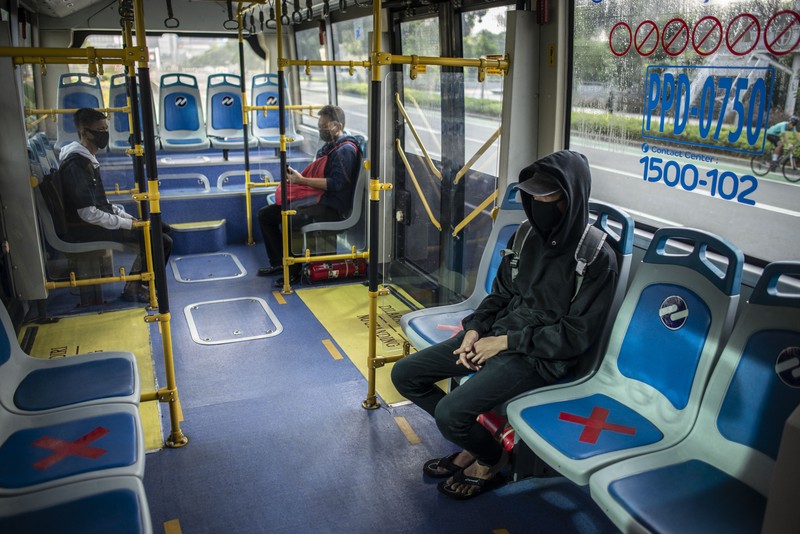 Pembatasan Sosial Berskala Besar (PSBB) mulai diterapkan Jumat (10/4) ini di Jakarta. Pembatasan itu juga berlaku pada transportasi publik di ibu kota.