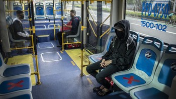 Pembatasan penumpang juga turut diterapkan di sejumlah transportasi publik yang beroperasi di ibu kota, salah satunya TransJakarta. ANTARA FOTO/Aprillio Akbar.  