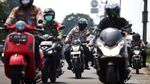Hari Pertama PSBB, Petugas Bubarkan Kerumunan di Daan Mogot