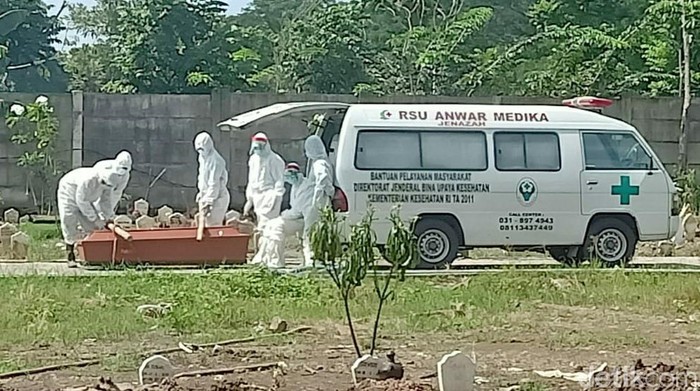 Seorang PDP dan pasien positif Corona yang dirawat di rumah sakit rujukan di Sidoarjo meninggal dunia. Keduanya dimakamkan di TPU Delta Praloyo, Sidoarjo.