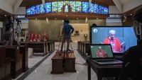 Romo Sebastianus Ndona memimpin misa Jumat Agung di Gereja Santo Arnoldus Janssen, Kota Bekasi, Jawa Barat, Jumat (10/4/2020). ANTARA FOTO/Paramayuda.