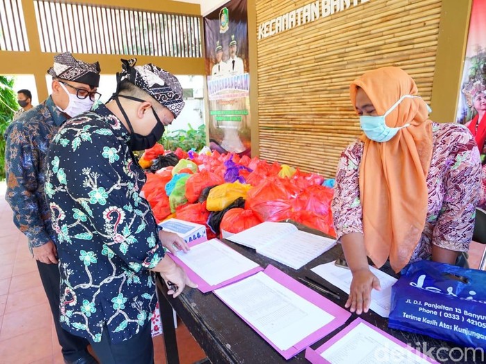ASN Pemkab Banyuwangi bergotong royong membantu warga terdampak wabah virus Corona. Mereka mengumpulkan ribuan paket sembako berisi beras, minyak goreng, dan kebutuhan pokok lainnya.