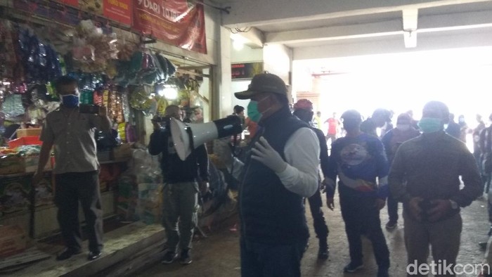 Bupati Bandung Barat Aa Umbara bagi-bagi masker