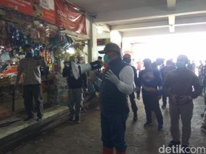 Bagi-bagi Masker di Lembang, Bupati Aa Malah Picu Kerumunan Massa