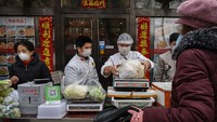 Mulai dari restoran, pasar, hingga kafe secara perlahan banyak yang dibuka kembali di seluruh China. Namun para warganya masih diwajibkan menggunakan masker ketika berada di luar rumah. Foto: Istimewa