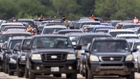 Orang-orang menunggu di mobilnya.