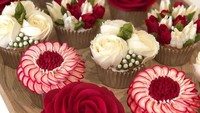 Lihat saja nih warna merah bunga mawar dipadukan dengan warna putih yang cantik. Karangan bunga dari buttercream ini terlihat romantis ya! Foto: Instagram @cakesbyjanetaylor