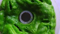 Ada yang bilang kalau makanan ini mirip otot Hulk. Padahal ini racikan bolu pandan. Waduh kok bentuk dan teksturnya jadi terlihat seram. Foto: twitter