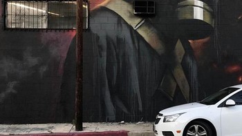 Rasmus Balstrom asal Los Angeles, USA dengan mural yang mengerikan (Foto: Boredpanda)