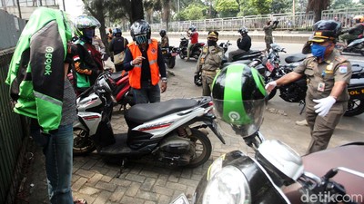 Hari Pertama PSBB, Petugas Bubarkan Kerumunan di Daan Mogot