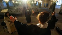 Para Jemaat gereja tidak diharuskan datang karena kondisi yang tak memungkinkan guna menekan penyebaran virus Corona. AP Photo/Jens Meyer.