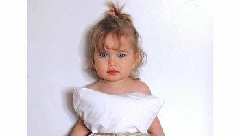 Tak hanya orang dewasa, anak kecil juga bisa ikut meramaikan #PillowChallenge. Lucu ya?