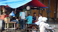 Selain itu, warga yang hendak membeli makanan pun hanya diizinkan untuk membawa pulang atau makanan diantarkan ke rumahnya. Warga pun diimbau untuk tak berkumpul hingga melebihi 5 orang guna mencegah penyebaran virus Corona.  
