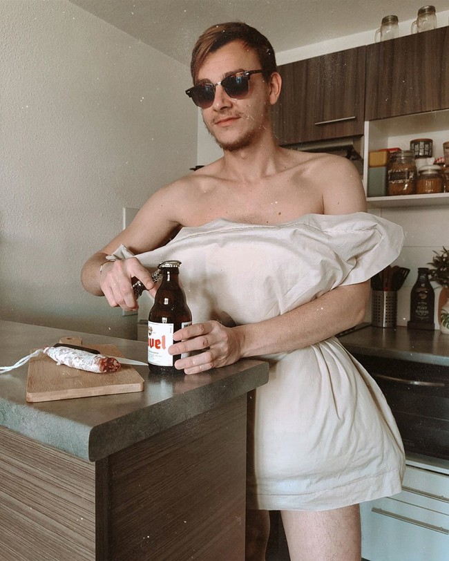 Begitu pula kaum pria. Ada yang mau mencoba  #QuarantinePillowChallenge? (Foto: Instagram)