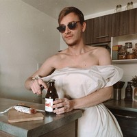 Begitu pula kaum pria. Ada yang mau mencoba  #QuarantinePillowChallenge? (Foto: Instagram)