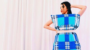 Bantal dan Selimut yang memiliki corak yang sama membuat wanita ini seakan memakai gaun dari desainer terkenal.