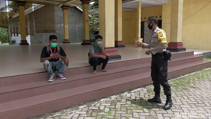 Perantau yang ditolak warga takut Corona (Abdy Febriady/detikcom)