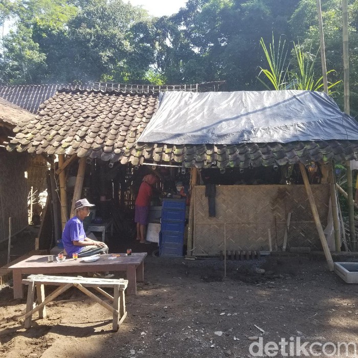 Sudah sebulan Abdul Rasyid dan keluarganya tinggal di bekas kandang sapi. Mereka terpaksa tinggal di sana karena rumahnya roboh disapu puting beliung.