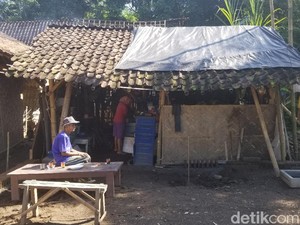 Kasihan, Keluarga Ini Tinggal di Bekas Kandang Sapi