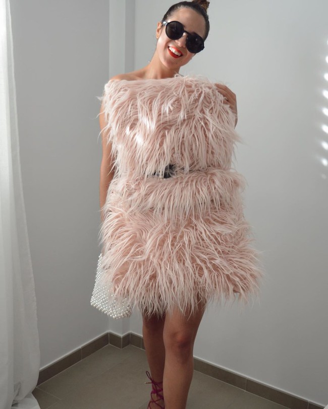 Ada juga yang memanfaatkan bantal untuk meniru gaya selebriti kondang. Seperti yang dilakukan pemilik akun Instagram @clauudiamayor ini. Perempuan asal Spanyol itu memakai bantal bulu-bulu berwarna pink  untuk menciptakan feather dress rancangan Ralph and Russo yang pernah membungkus tubuh aktris Anna Kendrick di Grammy Awards 2020. (Foto: Instagram)