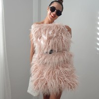 Ada juga yang memanfaatkan bantal untuk meniru gaya selebriti kondang. Seperti yang dilakukan pemilik akun Instagram @clauudiamayor ini. Perempuan asal Spanyol itu memakai bantal bulu-bulu berwarna pink  untuk menciptakan feather dress rancangan Ralph and Russo yang pernah membungkus tubuh aktris Anna Kendrick di Grammy Awards 2020. (Foto: Instagram)