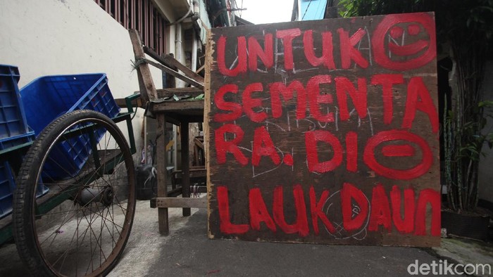 PSBB Bikin LAUK DAUN Kampung-Kampung Jakarta Penerapan Pembatasan Sosial Berskala Besar juga membuat kampung-kampung di Jakarta menutup akses masuk ke wilayahnya, begini potretnya.