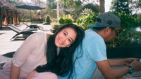 Kepergian Glenn juga membuat Vanessa berduka. Ia mengunggah foto kenangannya bersama penyanyi Ambon itu. “Semoga kamu sudah tenang sekarang, semoga kamu sudah menemukan kebahagiaan yang kamu cari dan tidak meninggalkan penyesalan apapun lagi,” katanya. Foto: Instagram vanessasurya