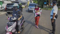 Pada operasi ini petugas mengawasi mobilitas kendaraan dari dan keluar wilayah Bekasi setelah adanya pembatasan Sosial Berskala Besar (PSBB) di DKI Jakarta. ANTARA FOTO/ Fakhri Hermansyah.