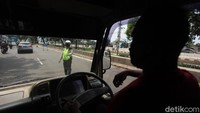 Petugas kepolisian bersama Dishub DKI Jakarta pun bersiaga di sejumlah check point untuk mengawasi aktivitas warga usai diterapkannya PSBB di Ibu Kota. 