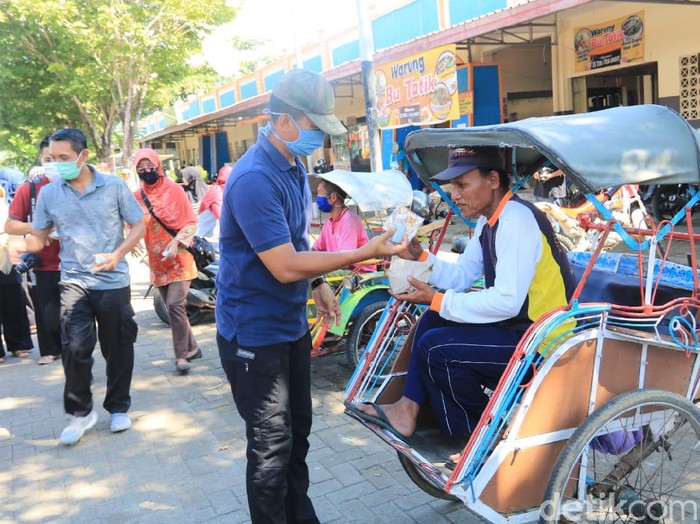 Meluasnya wabah Corona membangkitkan kepedulian beragam elemen masyarakat. Ini seperti dilakukan polisi, TNI bersama salah satu perguruan pencak silat di Pacitan.