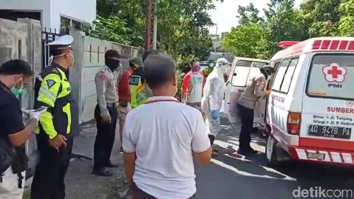 Petugas mengenakan Alat Pelindung Diri (APD) Corona mengevakuasi seorang nenek yang pingsan di Blitar. Ia merupakan penjual telur keliling yang selalu naik sepeda kayuh.