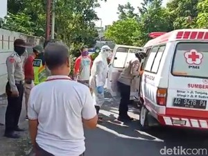 Pingsan di Jalan, Nenek Penjual Telur Ini Dievakuasi Petugas Ber-APD