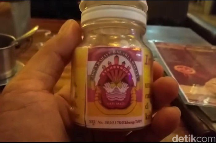Seorang guru besar sekaligus raja dari Kerajaang Kandang Wesi Garut hebohkan warga. Ia mengklaim punya obat yang dapat menyembuhkan pasien virus Corona.
