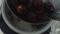 Larangan bepergian keluar rumah membuat netizen ini mencoba membuat boba sendiri di rumah. Alih-alih boba bulat seperti ke kedai minuman kekinian, eh malah jadi boba sebesar gemblong. Foto: twitter