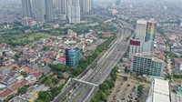 Hanya terlihat dan bisa dihitung dengan jari banyaknya kendaraan yang melintasi jalan tol tersebut.