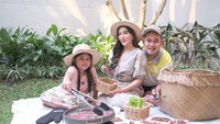 Shandy Purnamasari menjadi viral belakangan ini setelah aksi sosialnya yang membagikan nasi bungkus gratis untuk masyarakat dengan menggunakan mobil mewah merek Ferrari. Foto: : Instagram @shandypurnamasari