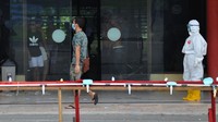 Seorang petugas medis Gugus Tugas Percepatan Penanganan COVID-19 Sumatera Utara (kanan) berada di ruangan karantina bagi Tenaga Kerja Indonesia (TKI) asal Malaysia di Pangkalan Udara Militer (Lanud) Soewondo Medan, Sumatera Utara, Jumat (10/4/2020). Karantina dilakukan guna mengantisipasi penularan COVID-19.