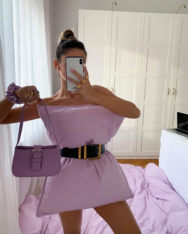 Kalau ini inspirasi untuk gaya monokrom. Bantal di kamar matching dengan tas, gelang dan bed cover. (Foto: Instagram)