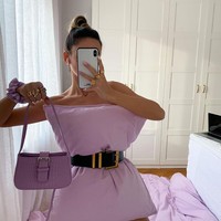 Kalau ini inspirasi untuk gaya monokrom. Bantal di kamar matching dengan tas, gelang dan bed cover. (Foto: Instagram)